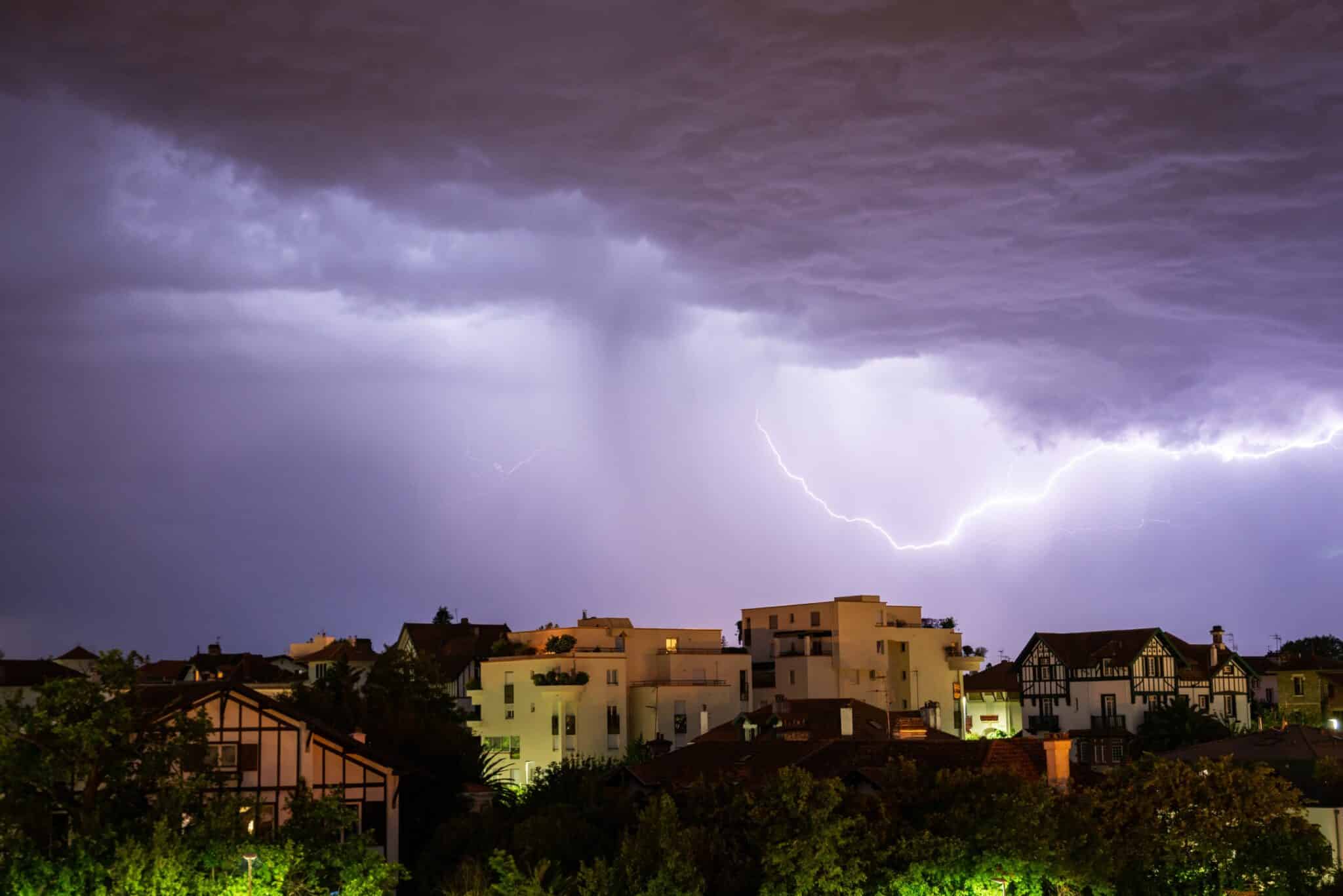 des orages au-dessus d'habitations